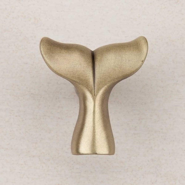 Acorn Mfg Artisan Collection Whale Tail Knob, Antique Brass DP6AP - main